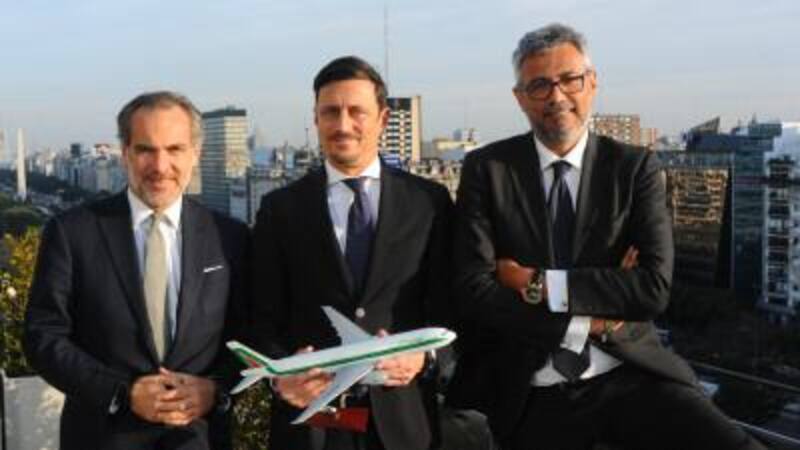 Federico Garimberti, Tommaso Fumelli y Fabio Lazzarini, de Alitalia
