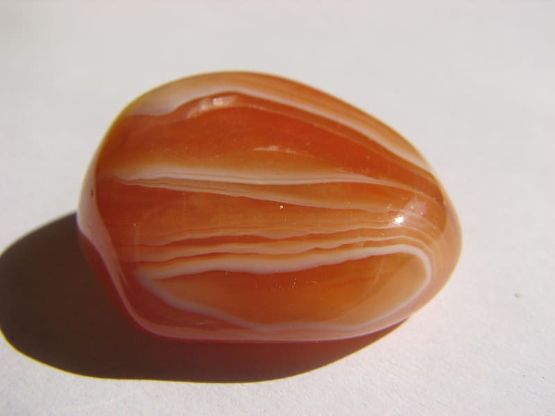 Es una piedra preciosa de color naranja que se destaca por sus propiedades energéticas y espirituales.(Foto: Wikimedia Commons- Jarno)