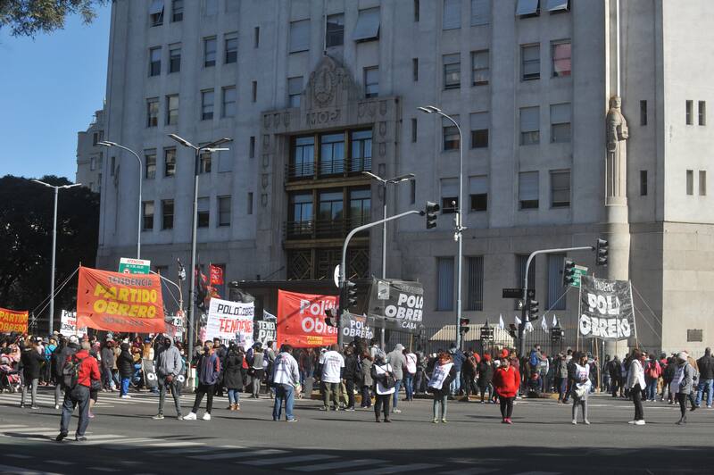 Militantes y partidos de Izquierda marcharon al ministerio de Desarrollo Social el mismo día que juraba Zabaleta.