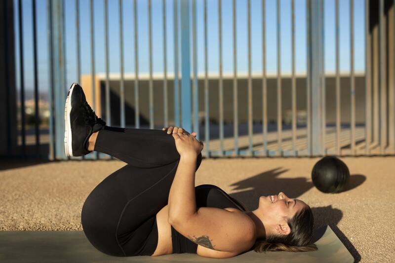 Este ejercicio es muy simple y útil para trabajar los lumbares. (Foto: Freepik)