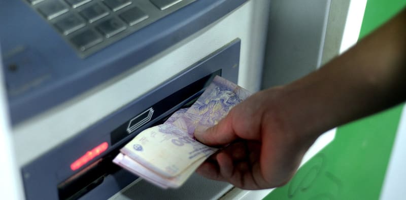 Es posible retirar efectivo sin usar la tarjeta de débito en los cajeros automáticos.