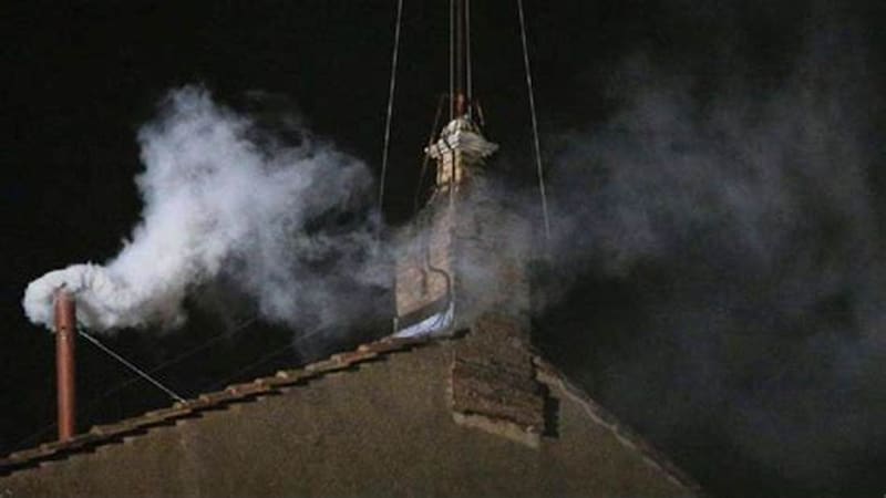 La fumata blanca anuncia la definición del nuevo Papa. Fuente: archivo