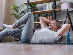 Abdominales con 5 minutos al día: la rutina de ejercicios que se pueden hacer desde la cama o en la oficina