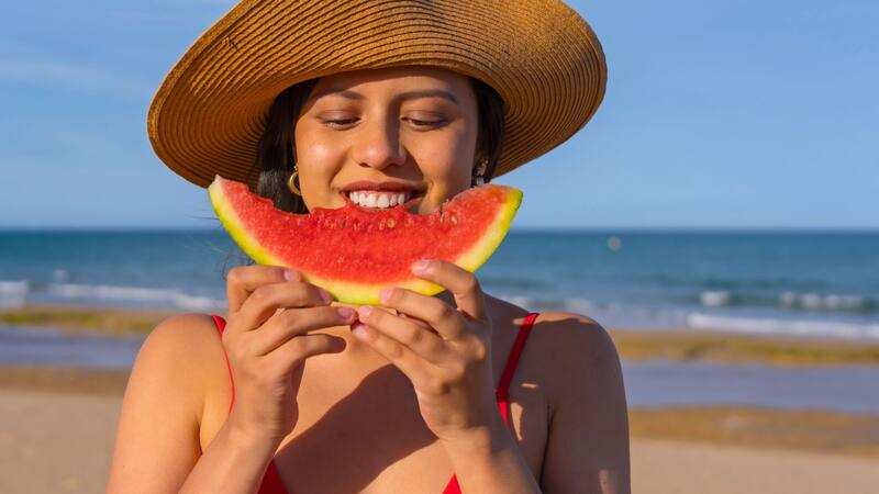 ¿Es seguro consumir la fruta cortada y pelada que se vende en la playa? Los expertos de la AESAN responden.