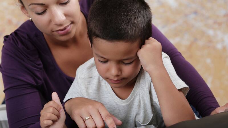 Los beneficiarios pueden acceder a un extra de hasta $100.000 al completar el trámite de la AUH.