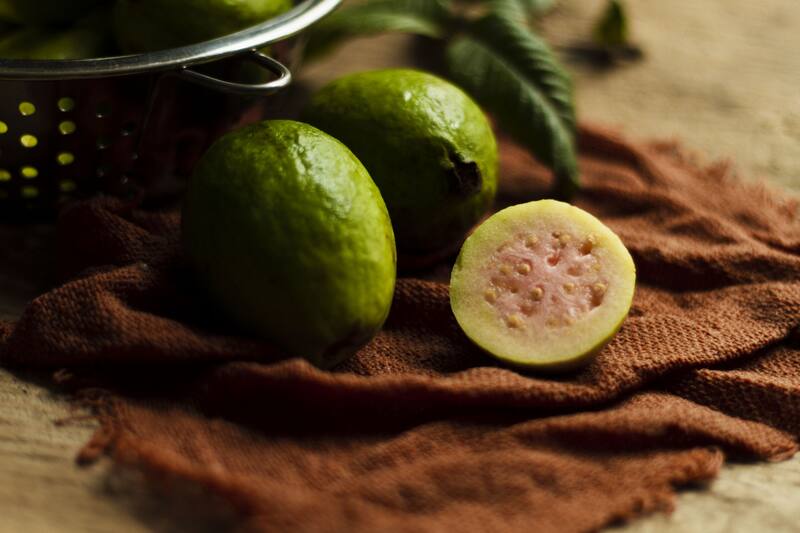 La guayaba contribuye a la formación de colágeno, beneficiando la salud de la piel. (Foto: Freepik)