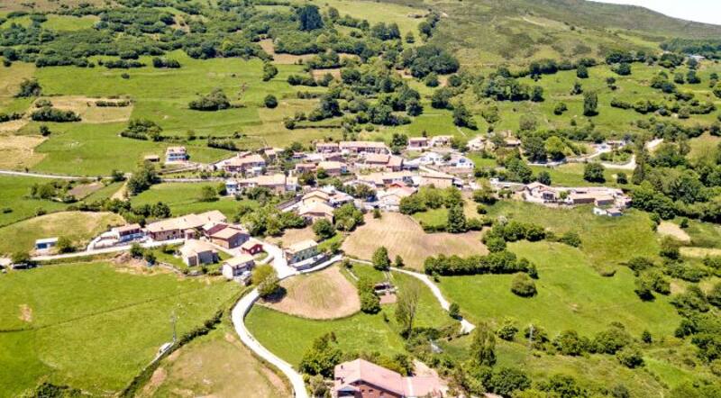 BBVA ofrece un bonito chalet que tiene 4 habitaciones y está en una zona tranquila de Cantabria.
