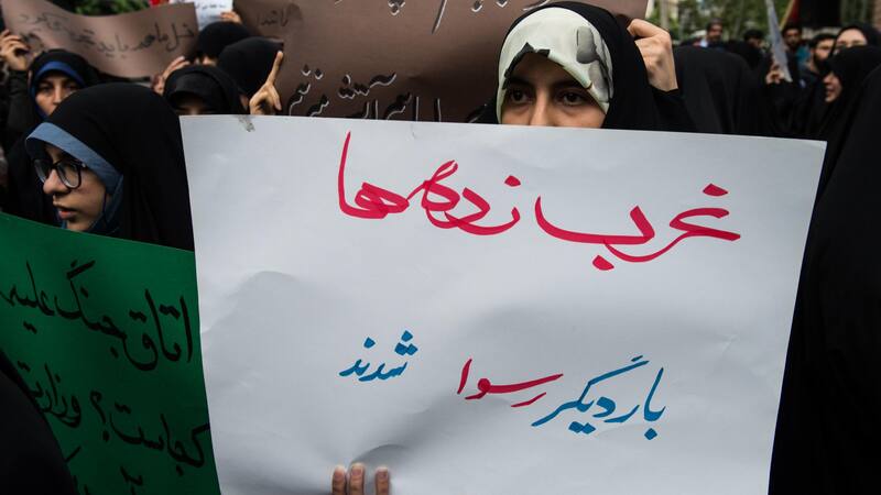 Iraníes protestan en contra de Estados Unidos frente a la embajada norteamericana en Teheran