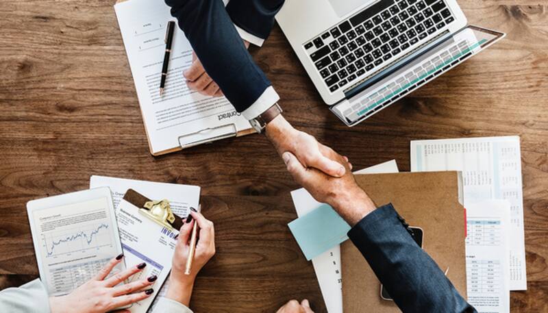 Los servicios que se contratan en el exterior quedaron en la mira del Gobierno y del FMI