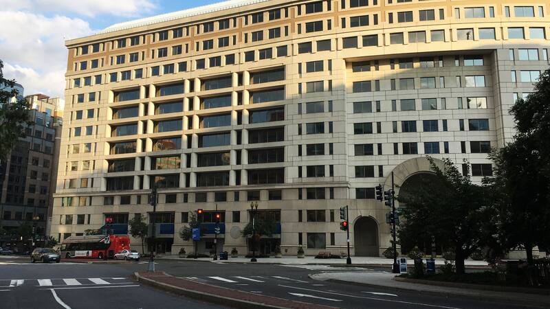 La sede del Banco Interamericano de Desarrollo está ubicada en 1300 New York Avenue NW en Washington, DC.