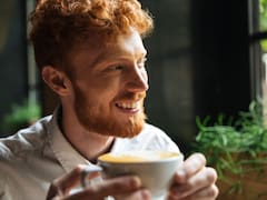 Un neurólogo recomienda mezclar el café con nuez moscada y pimienta negra: cuáles son sus beneficios