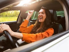 Que significa que una persona escuche música mientras conduce, según la psicología