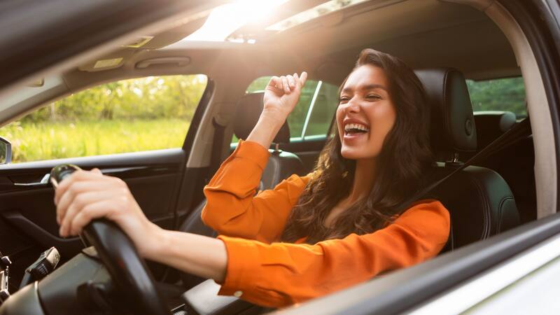 Especialistas en seguridad vial y psicología explican qué géneros favorecen la conducción y cuáles podrían aumentar el riesgo de accidentes.