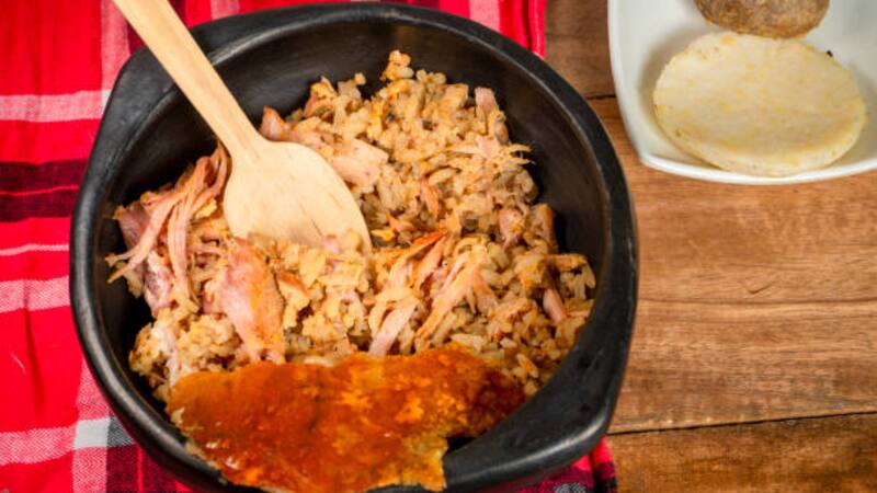 La lechona es un vínculo que une a familias, vecinos y visitantes en torno a la mesa.