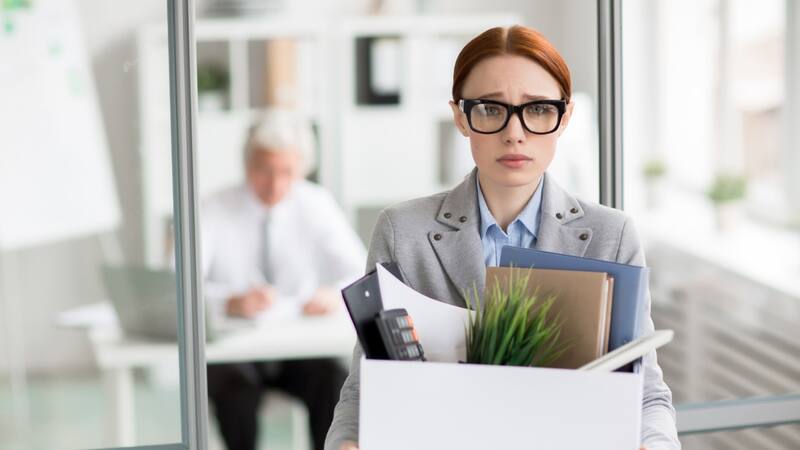 La ley colombiana autoriza el despido de trabajadores por enfermedad y muchos no saben qué hacer.