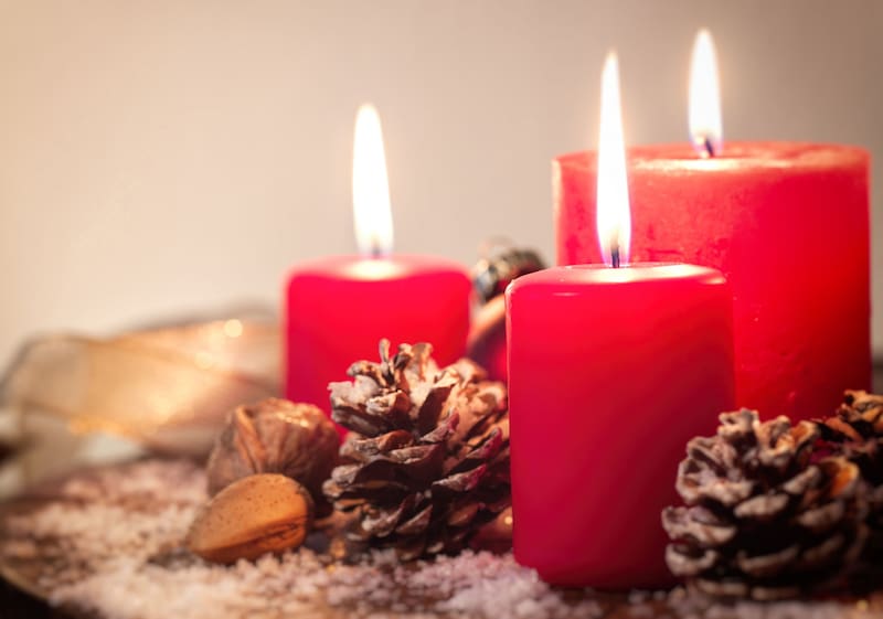 Las velas rojas en la decoración navideña simbolizan el amor, la pasión y la energía positiva, creando una atmósfera cálida y uniendo a la familia durante las fiestas. (Fuente: Freepik)