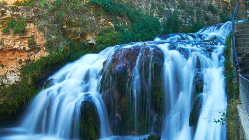 Le dicen "El pueblo de las cascadas": este paisaje que parece salido de un cuento queda a dos horas de la capital