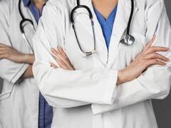 Médicos y enfermeros ya no deberán renovar sus matrículas: las excepciones