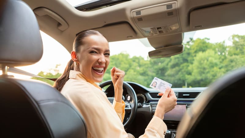 La facilidad de requisitos promueve la inclusión de conductores de diversas edades y niveles socioeconómicos.