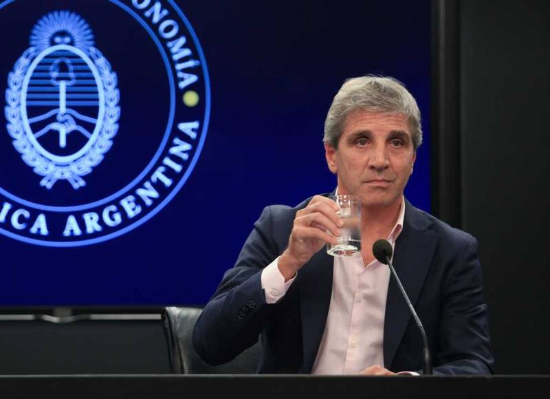 El ministro de Economía, Luis Caputo durante la conferencia de prensa.