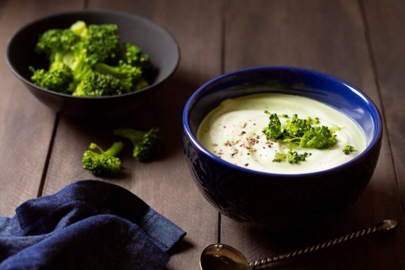 La facilidad digestiva que brindan las cremas de verduras las hacen opciones más óptimas para la cena. (Foto: Freepik.es).