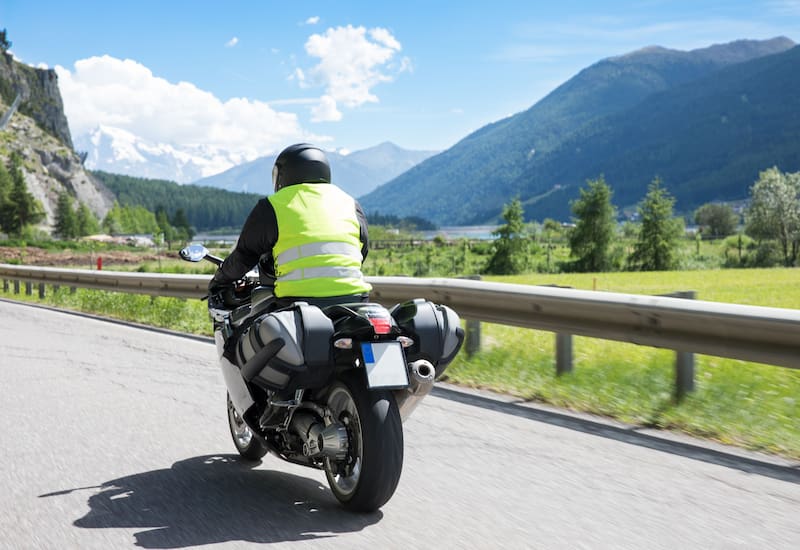 Es importante verificar que la prenda esté en buen estado, tenga bandas reflectivas visibles y se use de forma adecuada: por encima de la ropa y sin cubrir los elementos reflectantes. (Fuente: Archivo)