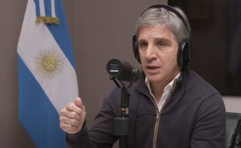 El ministro de Economía le apuntó -en los medios y en las redes- a los intendentes del conurbano