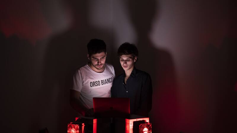 Facundo Casal, CEO de South American Minera (SAM), una startup argentina que cofundó junto a Nahuel Martínez (CTO) y que implementó este sistema de minería con refrigeración por inmersión en líquido.