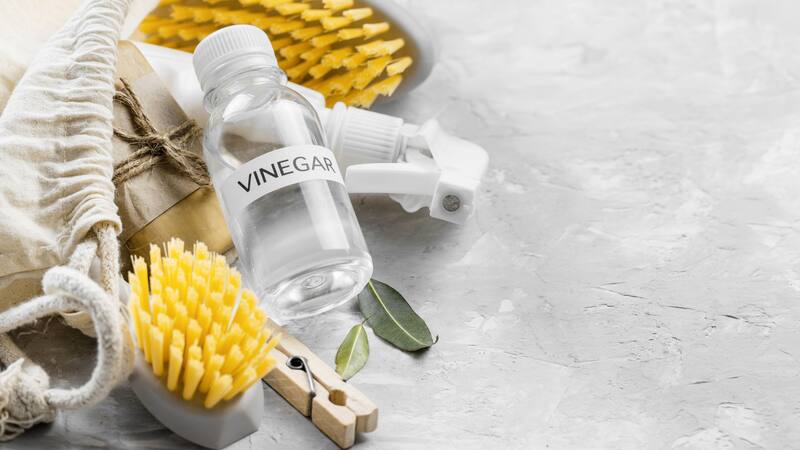 El vinagre blanco es un producto de limpieza ecológico y económico, ideal para quienes buscan alternativas sostenibles para el cuidado del hogar.