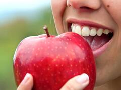 Te sorprenderá cómo hay que lavar las manzanas correctamente, según Harvard