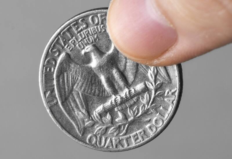 La moneda de 25 centavos de dólar tiene en el reverso la imagen de un águila. Foto: FreePik.es.