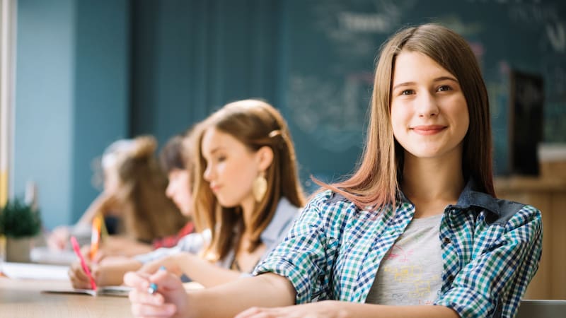 La Beca Rita Cetina 2025 se propone disminuir la deserción escolar a partir de un apoyo económico.