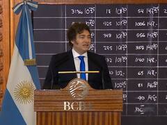 Milei ratificó que vetará las leyes sobre jubilaciones y lanzó un ataque sin precedentes contra Villarruel: "Traidora"