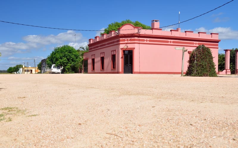 Sólo 200 personas viven todo el año en Pueblo Garzón, cuya arquitectura colonial le da un aire nostálgico a la tranquila localidad en Maldonado