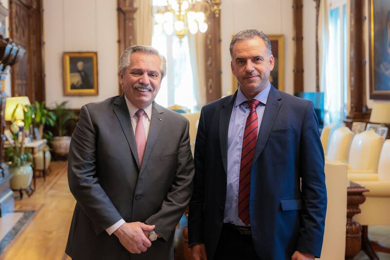 El presidente, junto al dirigente progresista uruguayo Yamandú Orsi.