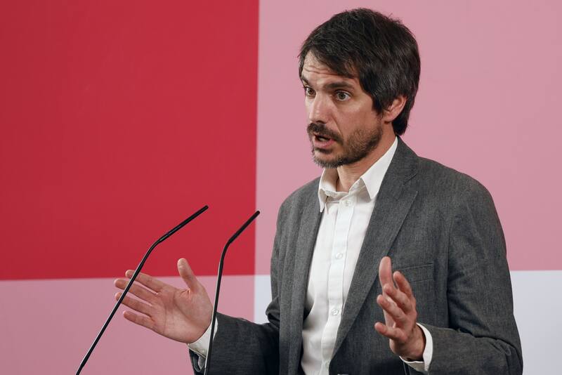 El portavoz de Sumar, Ernest Urtasun, ofrece una rueda de prensa este lunes en Madrid. EFE/ J.J. Guillén