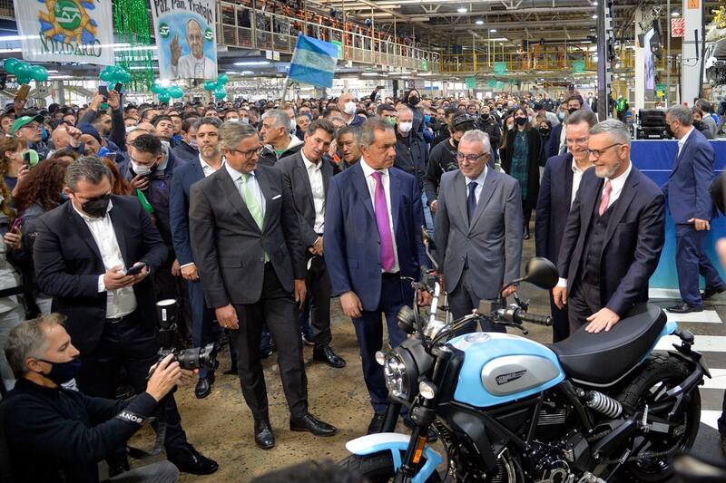 Scioli junto a Pablo Di Si, de Volskwagen, el intendente Julio Zamora y Ariel Schale