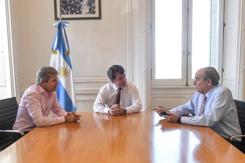 El jefe de Gabinete Nicolás Posse junto con el ministro de Economía Luis Caputo y del Interior Guillermo Francos.