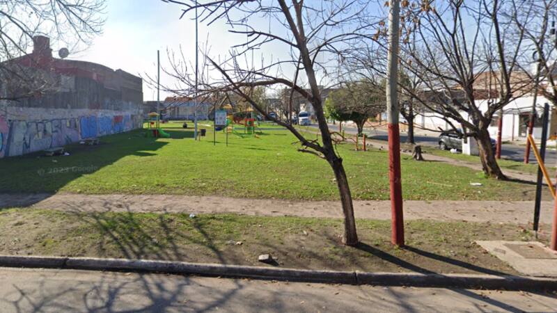La plaza de Valentín Alsina donde encontraron en Navidad un cuerpo mutilado y escondido en una valija.