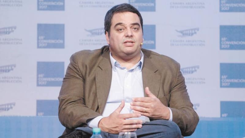 Tras la polémica con su ex empleada, el ministro Triaca está de vacaciones, pero sigue los temas por Whatsapp