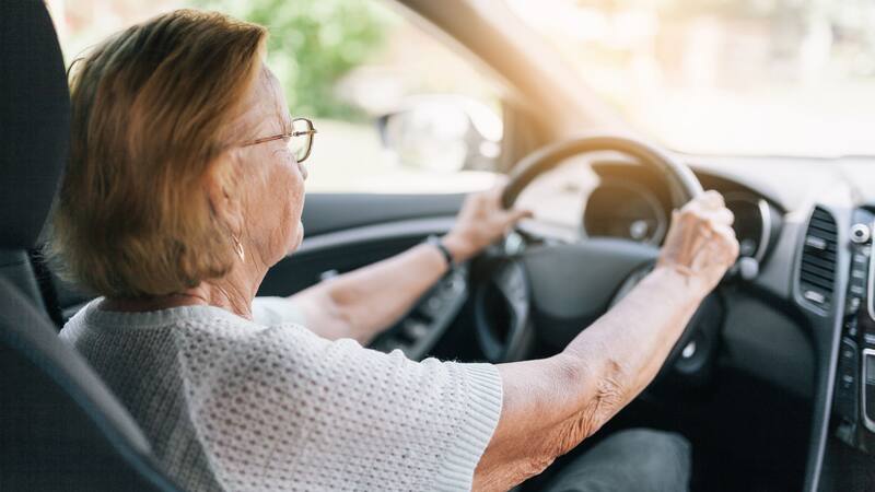 Adiós carnet de conducir para mayores de 65 años: las medidas de la DGT que cambian todo.