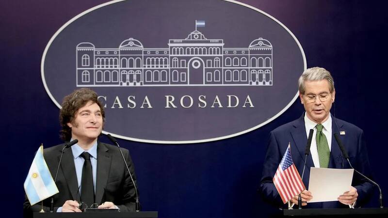 Presidente Javier Milei y secretario del Tesoro Scott Bessent