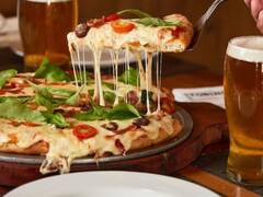 La histórica pizzería de La Paternal que prepara pizzas con abundante muzzarella: cuáles son los clásicos de su carta