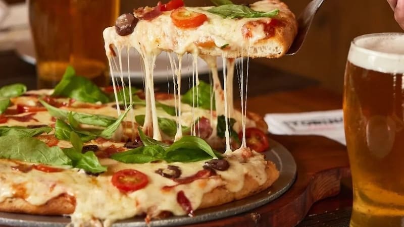 En La Paternal, esta pizzería sigue conquistando después de medio siglo por su abundante cantidad de muzzarella.