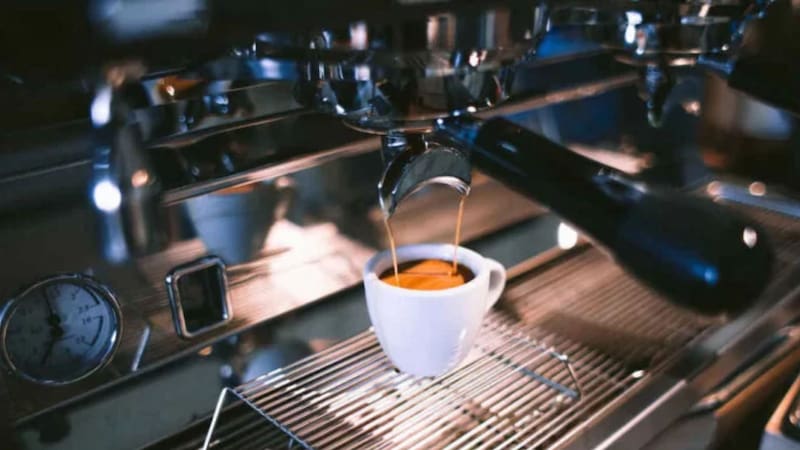 En algunos casos, los puestos ya incluyen máquinas de café, molinillos y sistemas de cobro electrónico.