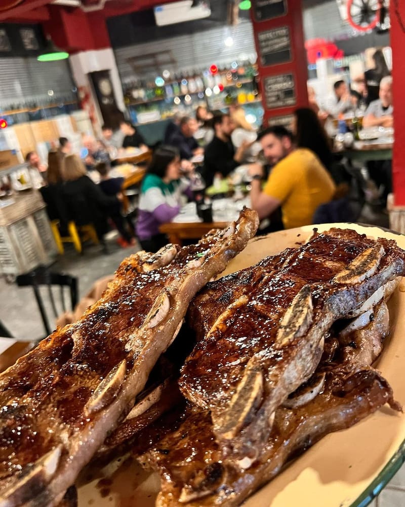 Esta parrilla de CABA ofrece muy buenas promociones de asado para varios comensales (Fuente: @elbolichedenico / Instagram)
