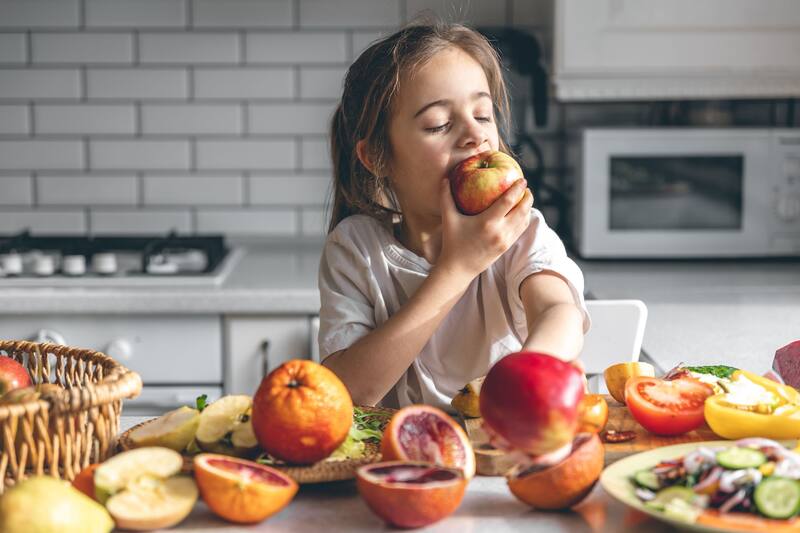 Establecer hábitos alimentarios saludables desde la infancia es crucial para el desarrollo físico y mental. (Foto: Freepik)