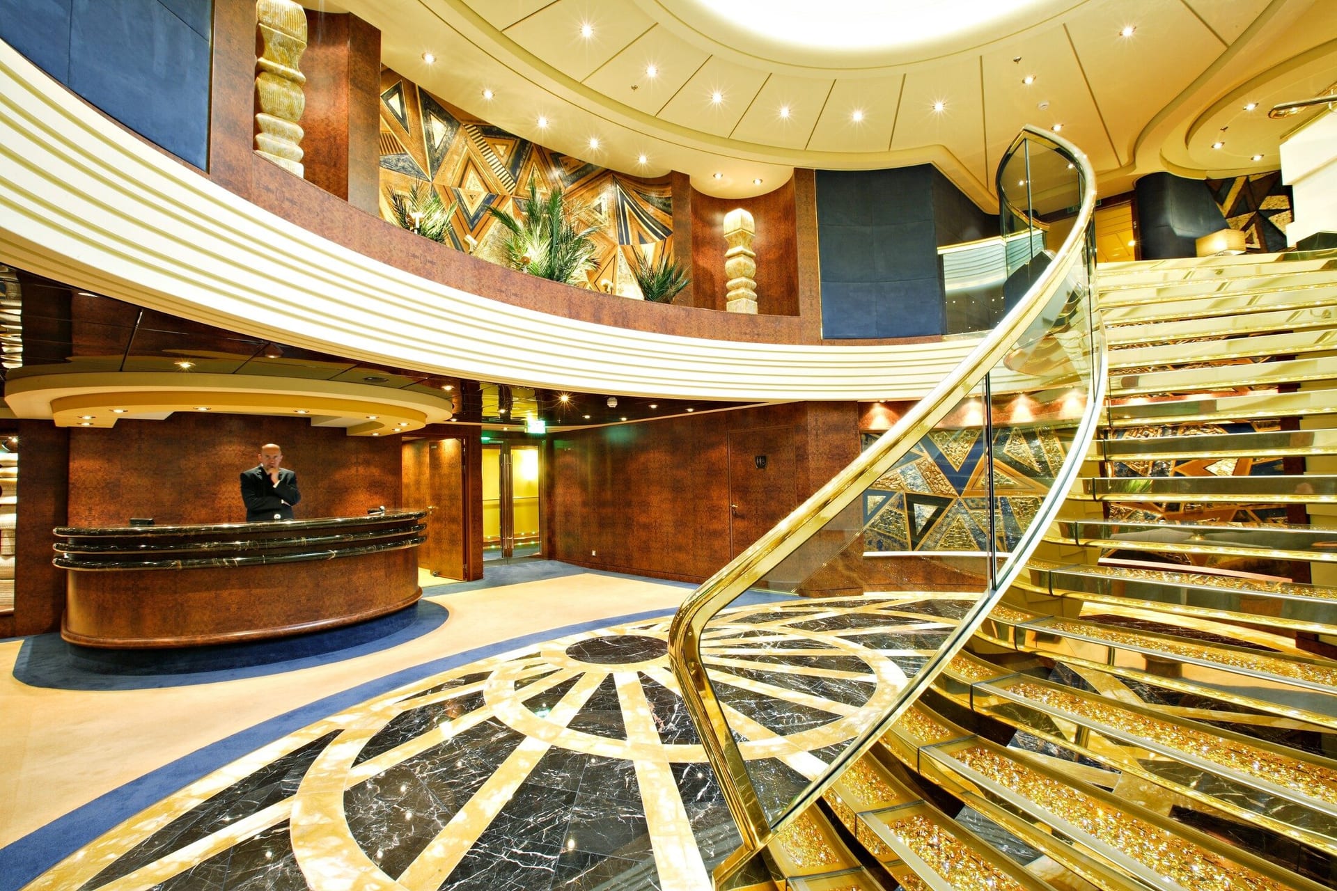 Hall interior del MSC Splendida con escalera dorada