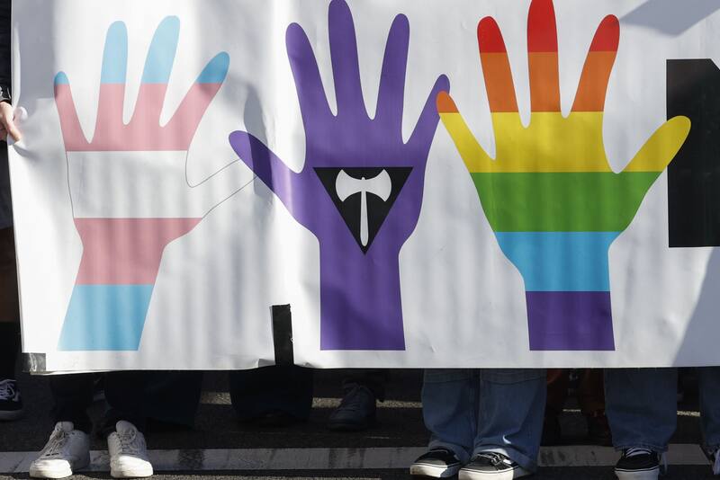 Entidades LGTBIQ+ agrupadas en #NIUNPASOATRAS convocan una manifestación por los derechos LGTBIQ+ en la comunidad de Madrid, este domingo, en la capital. EFE