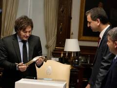 Qué regalos reciben Javier y Karina Milei: accesorios de marca y un grabado especial de Meloni